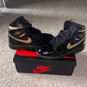 Nike Kids Black Sneakers with Gold Highlights